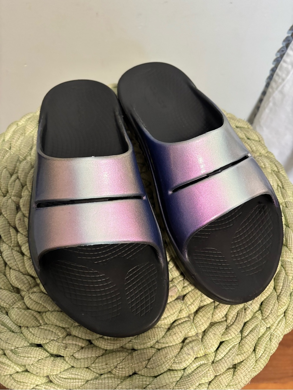OOFOS OOahh Luxe Recovery Slide Iridescent Purple-Pink Sandals - Picture 3 of 7